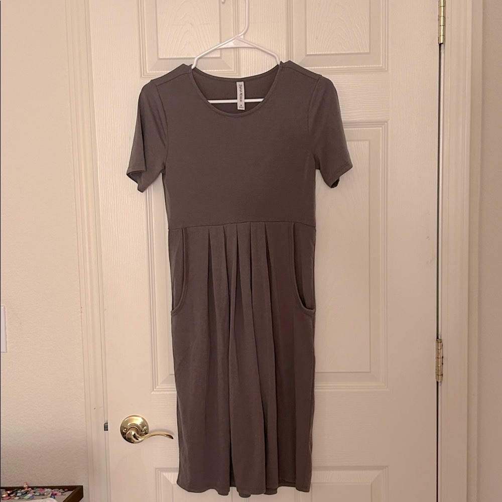 Zenana Outfitters Gray Short-Sleeve Pleated Boho Midi Dress w Pockets